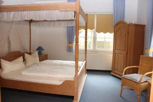 ein Schlafzimmer mit einem Etagenbett und einem Stuhl in der Unterkunft Appartementpark Seeblick in Plau am See