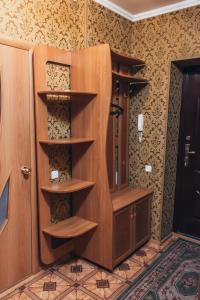 オムスクにあるApartment "Berloga 55" na Ordzhonikidzeのドア付きの部屋の木製本棚
