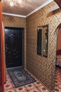 オムスクにあるApartment "Berloga 55" na Ordzhonikidzeの黒いドアと鏡付きの部屋