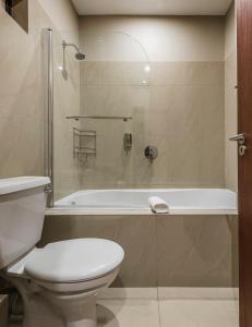 un baño con inodoro y bañera en Springbok Inn, en Springbok