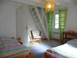 Un pat sau paturi într-o cameră la La Cardabelle