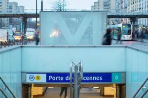 a sign for the entrance to a police department at ibis Styles Paris Nation Cours de Vincennes in Paris
