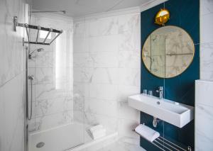 a bathroom with a sink and a tub and a mirror at ibis Styles Paris Nation Cours de Vincennes in Paris