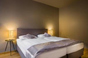 a bedroom with a bed and a lamp at Scope Hotel City Stay Frankfurt in Frankfurt