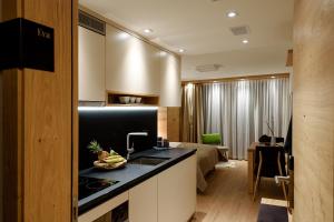Kuchyň nebo kuchyňský kout v ubytování EVA Serviced Apartments