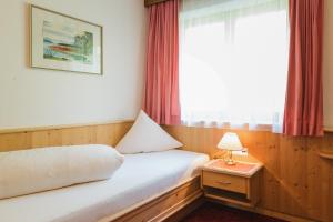 Rúm í herbergi á Hotel Garni Tirol