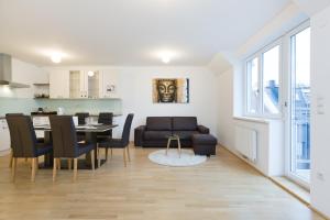 jadalnia i salon ze stołem i krzesłami w obiekcie Vienna Stay Apartments Pezzl 1170 w Wiedniu