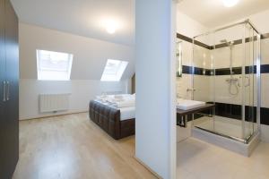 łazienka z łóżkiem, prysznicem i umywalką w obiekcie Vienna Stay Apartments Pezzl 1170 w Wiedniu