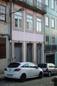 ポルトにあるFlower's Downtown Portoの建物前に駐車した白車