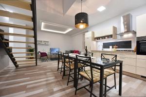 - une cuisine et une salle à manger avec une table et des chaises dans l'établissement Apartment Tivoli Park, à Ljubljana