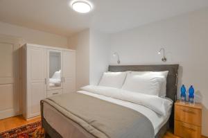 Un pat sau paturi într-o cameră la Romantic Apartment Prague near Charles Bridge
