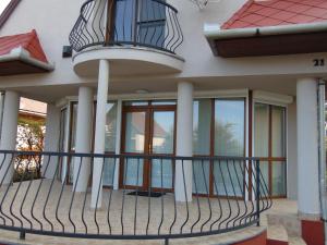 balkon domu z ogrodzeniem z kutego żelaza w obiekcie CSEVI Apartmanház w Mezőkövesd