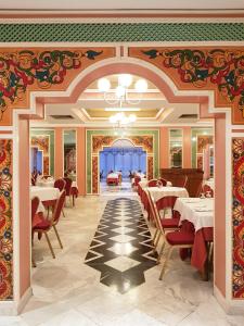 スースにあるL'Orient Palace Resort and Spaの天井のダイニングルーム(テーブル、椅子付)