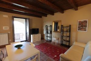 a living room with a couch and a table at Donna Giulia in Caprioli