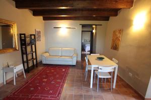 a living room with a couch and a table at Donna Giulia in Caprioli