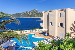 - une vue sur un complexe avec une piscine et l'océan dans l'établissement Apartamentos Amores San Telmo, à Sant Elm