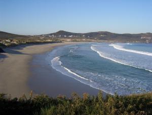 widok na plażę z oceanem w obiekcie Hotel América Ferrol w mieście Ferrol