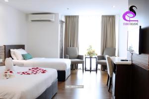コタバルにあるStudio Exclusive (Kota Bharu City Point)のベッド2台、薄型テレビが備わるホテルルームです。
