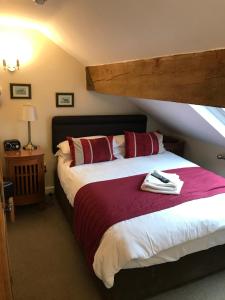 1 dormitorio con 1 cama grande y zona de estar en Clayhanger Guest House, en Newcastle-under-Lyme
