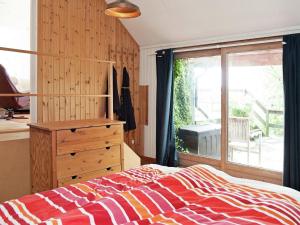 Llit o llits en una habitació de Holiday Home Hejrevej