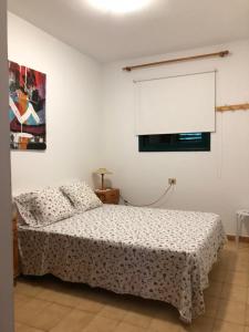 ロス・カンカホスにあるSan Antonino del Marのベッドルーム(ベッド1台、窓付)
