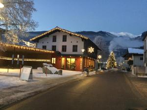 ein Gebäude mit einem Weihnachtsbaum an der Seite einer Straße in der Unterkunft Chalet Noriker in Niedernsill