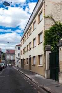 ボルドーにあるQuartier St Genesの横の建物のある空き道