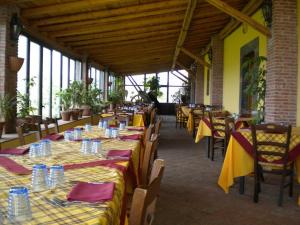 Il Casale dell'Etnaにあるレストランまたは飲食店