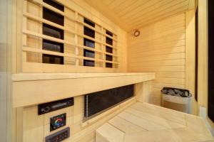 un sauna avec une cheminée dans une cabine dans l'établissement Apartamenty Sun Seasons 24 - Piano, à Świeradów-Zdrój