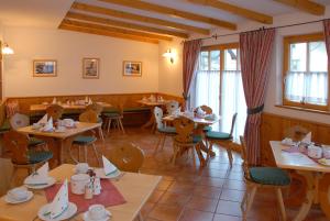 Restaurace v ubytování Hotel Pension Hubertus + 27 fotografií