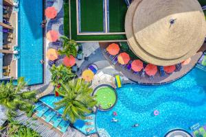 una vista aérea de una piscina en un complejo en The Beach Heights Resort SHA Plus, en Kata Beach