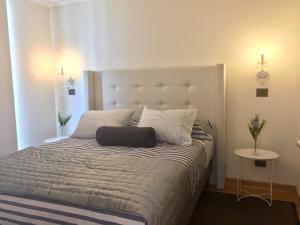 سرير أو أسرّة في غرفة في Apartamentos El Golf Las Condes