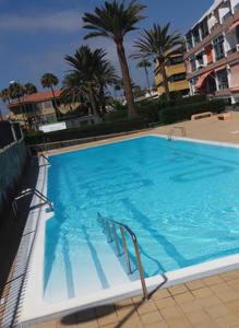 The swimming pool at or close to Apartamento en Playa de las Burras