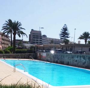 The swimming pool at or close to Apartamento en Playa de las Burras