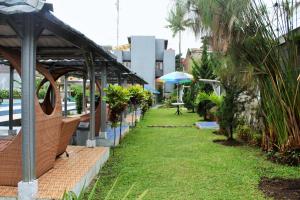Κήπος έξω από το RedDoorz Hostel @ Dago 2