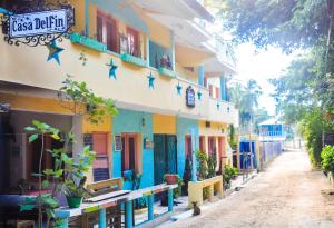 拉斯特拉纳斯卡萨海豚旅馆的一座建筑物,上面有星星的画