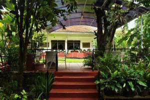 Κήπος έξω από το RedDoorz Hostel @ Dago 2