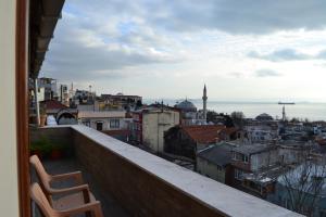 einen Balkon mit Stadtblick in der Unterkunft Seven Days Hotel - İstanbul in Istanbul