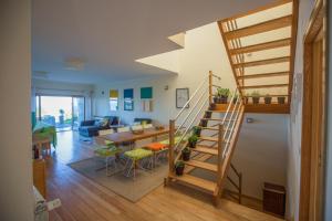 sala de estar con escalera y comedor en Your Nest in Nazaré - Ocean View Villa, en Nazaré