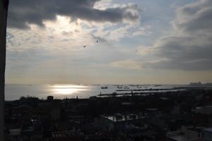 - une vue sur une ville avec des bateaux dans l'eau dans l'établissement Seven Days Hotel - İstanbul, à Istanbul