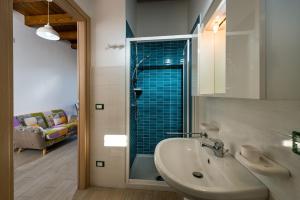 カステッランマーレ・デル・ゴルフォにあるCasa Vacanza Saracenoのバスルーム(洗面台、ガラス張りのシャワー付)