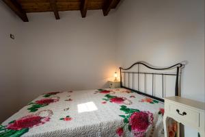 カステッランマーレ・デル・ゴルフォにあるCasa Vacanza Saracenoのベッドルーム1室(花柄のベッドカバー付)