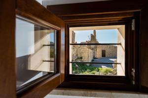 カステッランマーレ・デル・ゴルフォにあるCasa Vacanza Saracenoの城の景色を望む窓