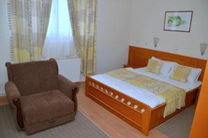 Un pat sau paturi într-o cameră la Garni Hotel Lake