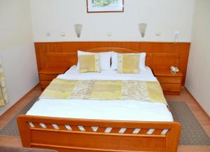 Un pat sau paturi într-o cameră la Garni Hotel Lake