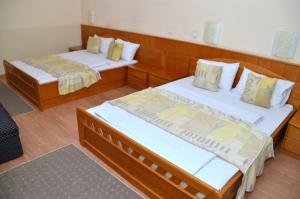 Un pat sau paturi într-o cameră la Garni Hotel Lake