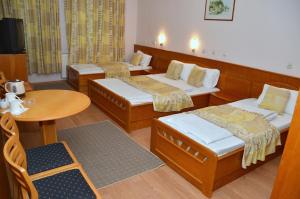 En eller flere senge i et værelse på Garni Hotel Lake