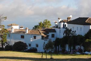 una casa blanca con un grupo de casas en Apartamento Loft en Tarifa, en Tarifa