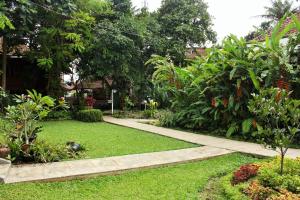 Κήπος έξω από το RedDoorz Hostel @ Dago 2