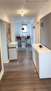 a living room with a kitchen and a table at Stadtvilla Kö97 - Apartment Relax in Remscheid
